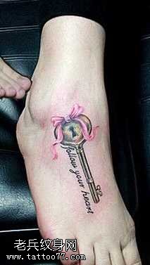 脚部蝴蝶结钥匙纹身图案