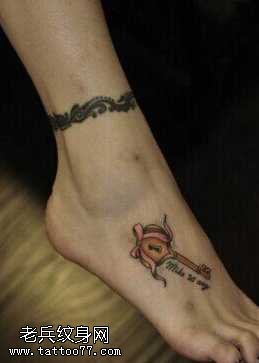 脚部钥匙纹身图案
