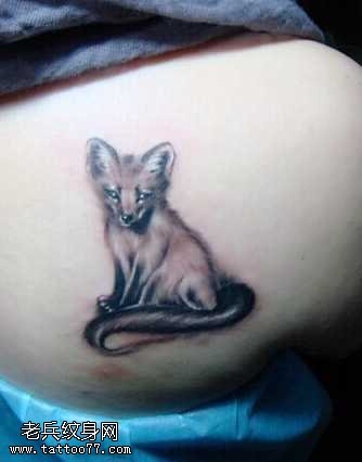 腰部黑狐狸纹身图案