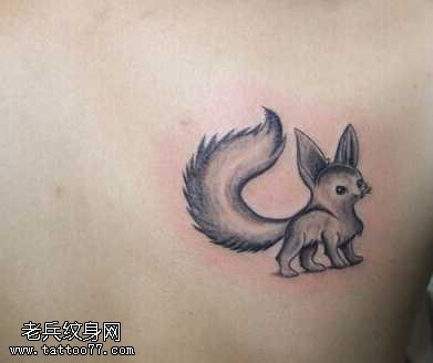 肩部小狐狸纹身图案