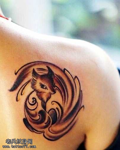 肩部小狐狸纹身图案