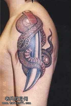 胳膊蛇刀纹身图案