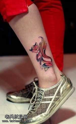 腿部小红狐狸纹身图案