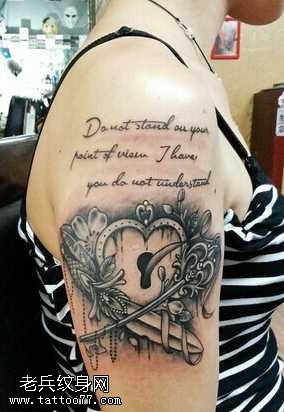 胳膊英文心锁纹身图案