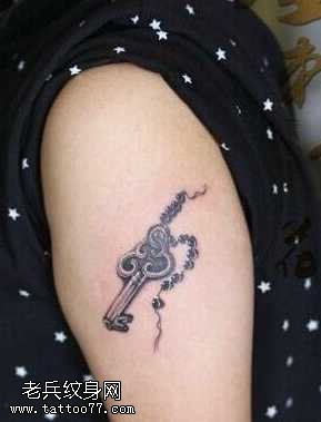 胳膊钥匙纹身图案