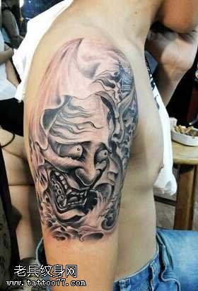 大臂上经典的黑白色般若纹身图案