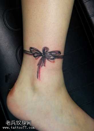腿部蝴蝶结纹身图案
