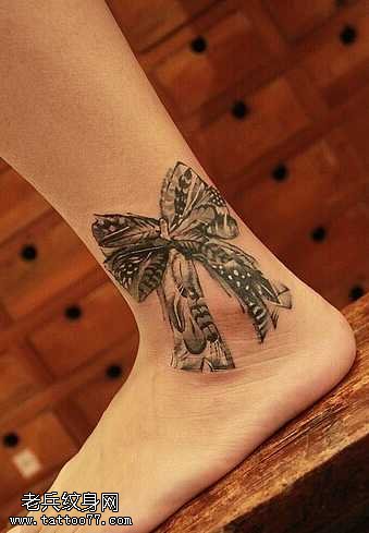 逼真脚部蝴蝶结纹身图案
