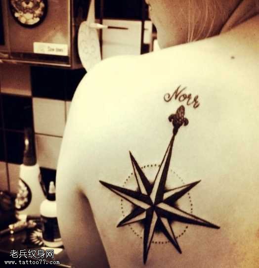 背部个性指南针纹身图案
