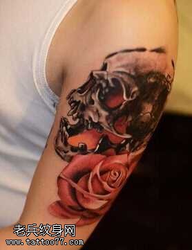 胳膊玫瑰骷髅纹身图案