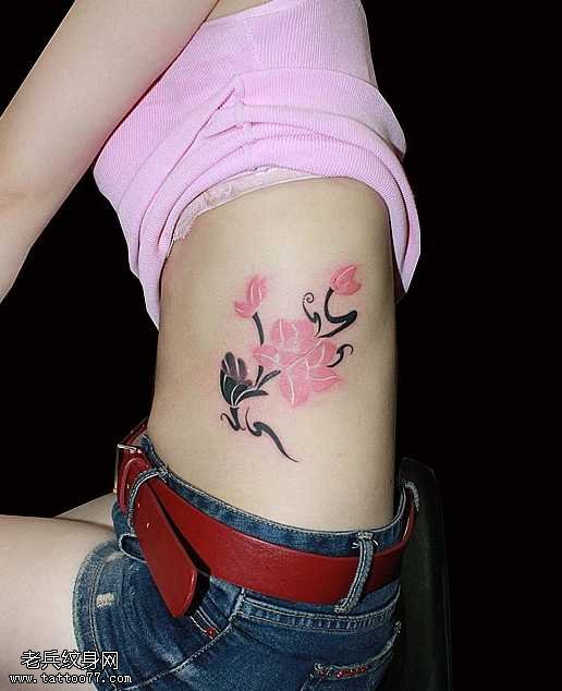 腰部花朵纹身图案
