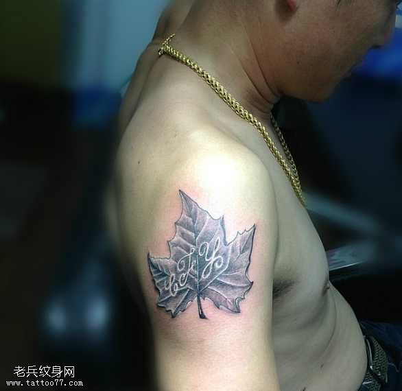 胳膊枫叶纹身图案