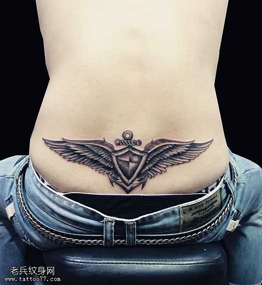 腰部漂亮的翅膀纹身图案