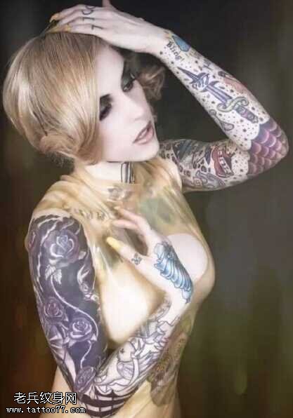 胳膊黑灰花朵纹身图案