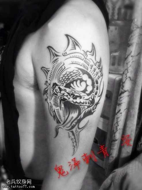 胳膊毒蛇纹身图案