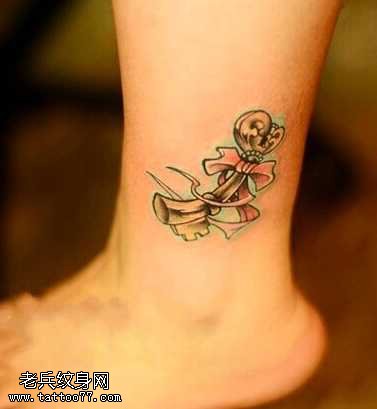 腿部个性钥匙纹身图案