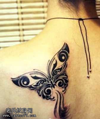 背部狗纹身图案