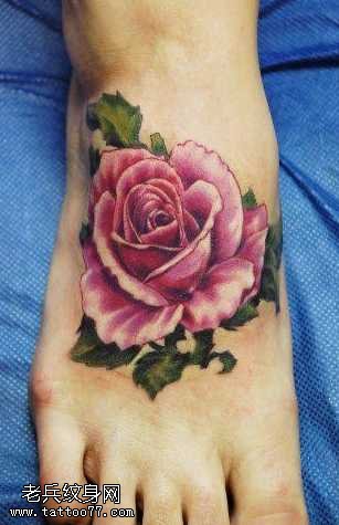 脚部粉花纹身图案