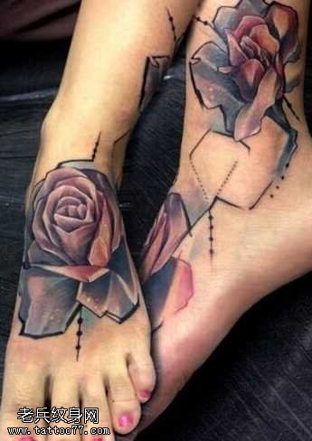 脚部黑玫瑰纹身图案