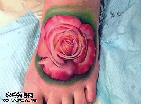 脚部粉玫瑰纹身图案