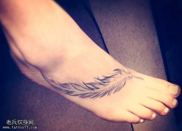 脚部时尚漂亮纹身图案