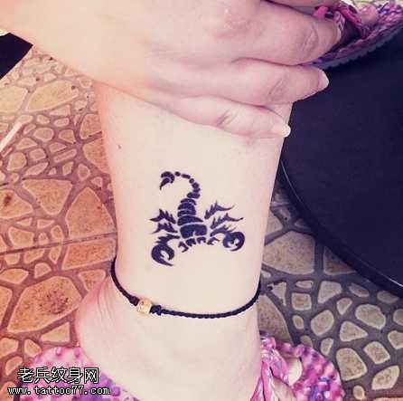 腿部蝎子图腾纹身图案