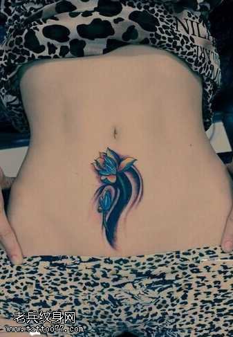 腹部蓝莲花纹身图案