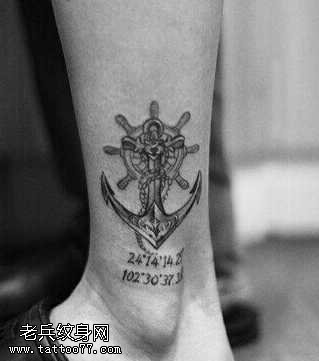 腿部黑船锚纹身图案