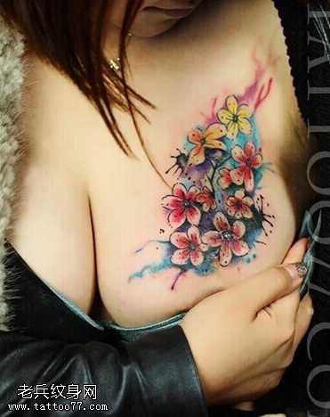 胸部彩花朵纹身图案