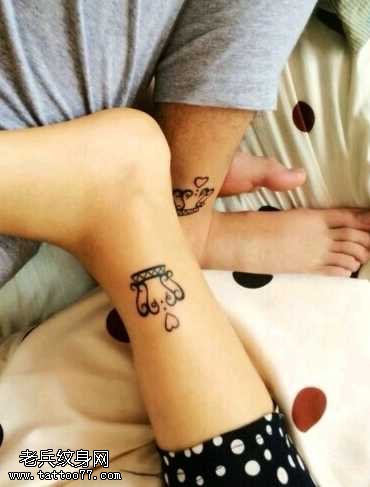 腿部皇冠情侣纹身图案