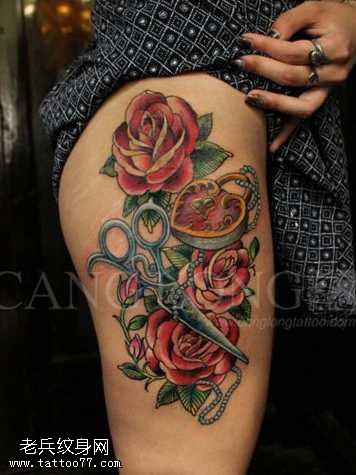 腿部心锁纹身图案