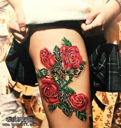 腿部玫瑰十字架纹身图案