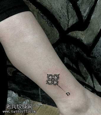 腿部四叶草纹身图案