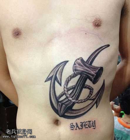 男人腹部船锚纹身图案