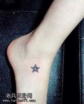 脚部五星纹身图案