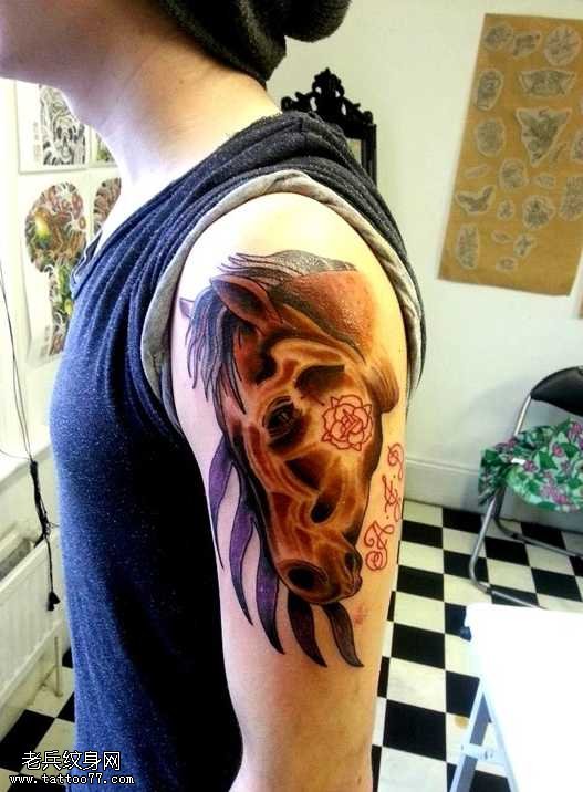 胳膊帅马纹身图案