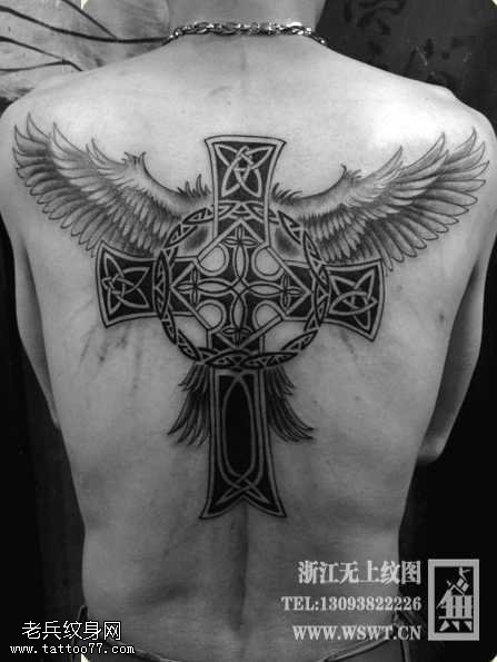背部十字翅膀纹身图案
