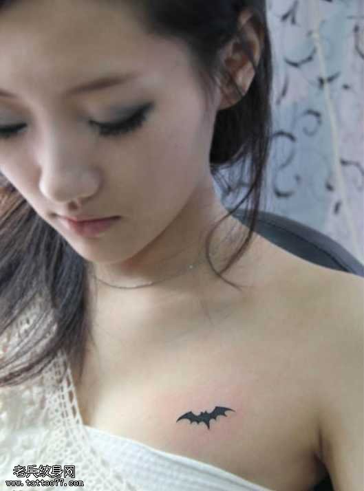 胸部蝙蝠纹身图案