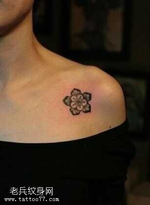 胸部花藤纹身图案