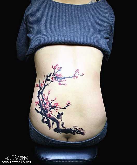 女性腰部性感梅花纹身图案