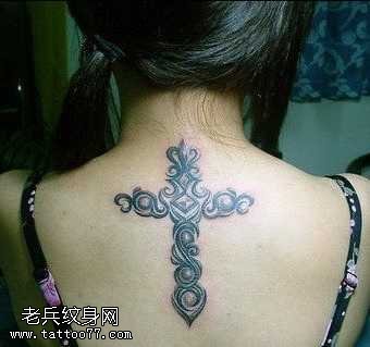 背部十字架纹身图案