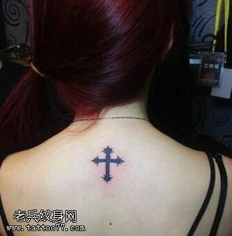 背部黑十字纹身图案
