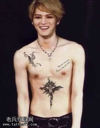 胸部时尚英文纹身图案