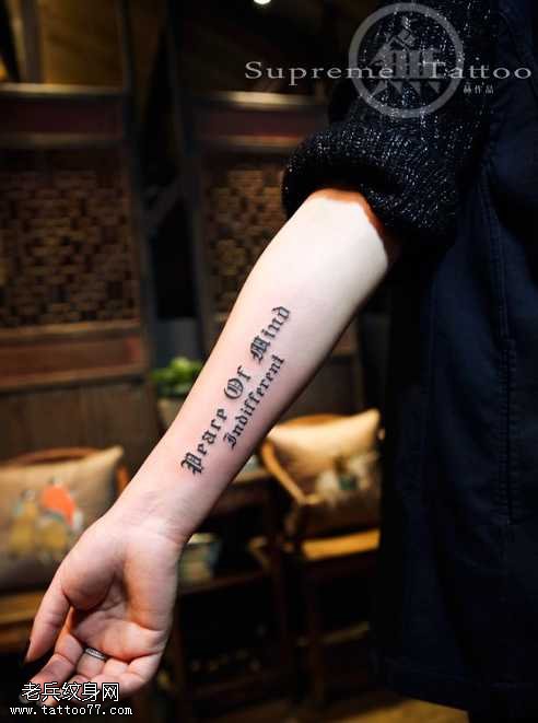 女生哥特字手臂纹身图案