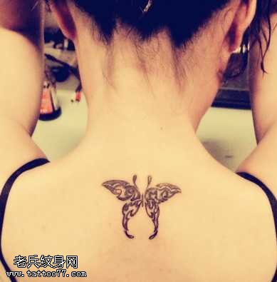 背部蝴蝶图腾纹身图案