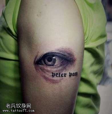 胳膊逼真眼睛纹身图案