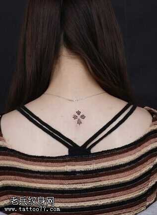 背部四叶草纹身图案