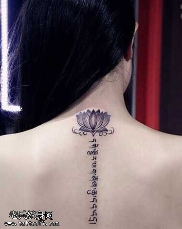 背部莲花梵文纹身图案