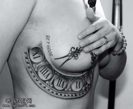 胸部闹钟纹身图案