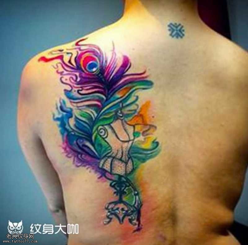 背部彩色羽毛纹身图案